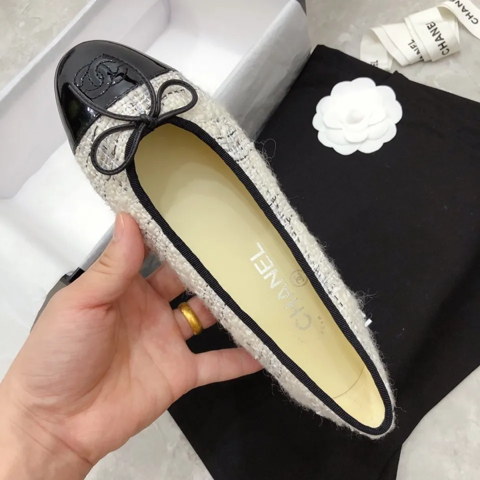 👟👟Ex-factory price 440👟👟 Chanel has been upgrading Chanel shoes ~ 2021ss top version HK overseas purchasing original cut at 1:1 Chanel Chanel Eternal Classic Bow Round Toe Ballet Shoes There are not many good quality, truly no pressure to enter and exit the counter. Regardless of the last type, leather material selection, and manufacturing process, they are all genuine craftsmanship and very sophisticated. ◾️Fabric: Mixed sheepskin imported from Italy ◾️Lining: Imported sheepskin (sweat-absorbent and soft) ◾️Sole: Italian special A-grade genuine leather sole (not ordinary thin sole in the market) ◾️Size: 35-39 [34 40 41 42 43 customization is not returnable]